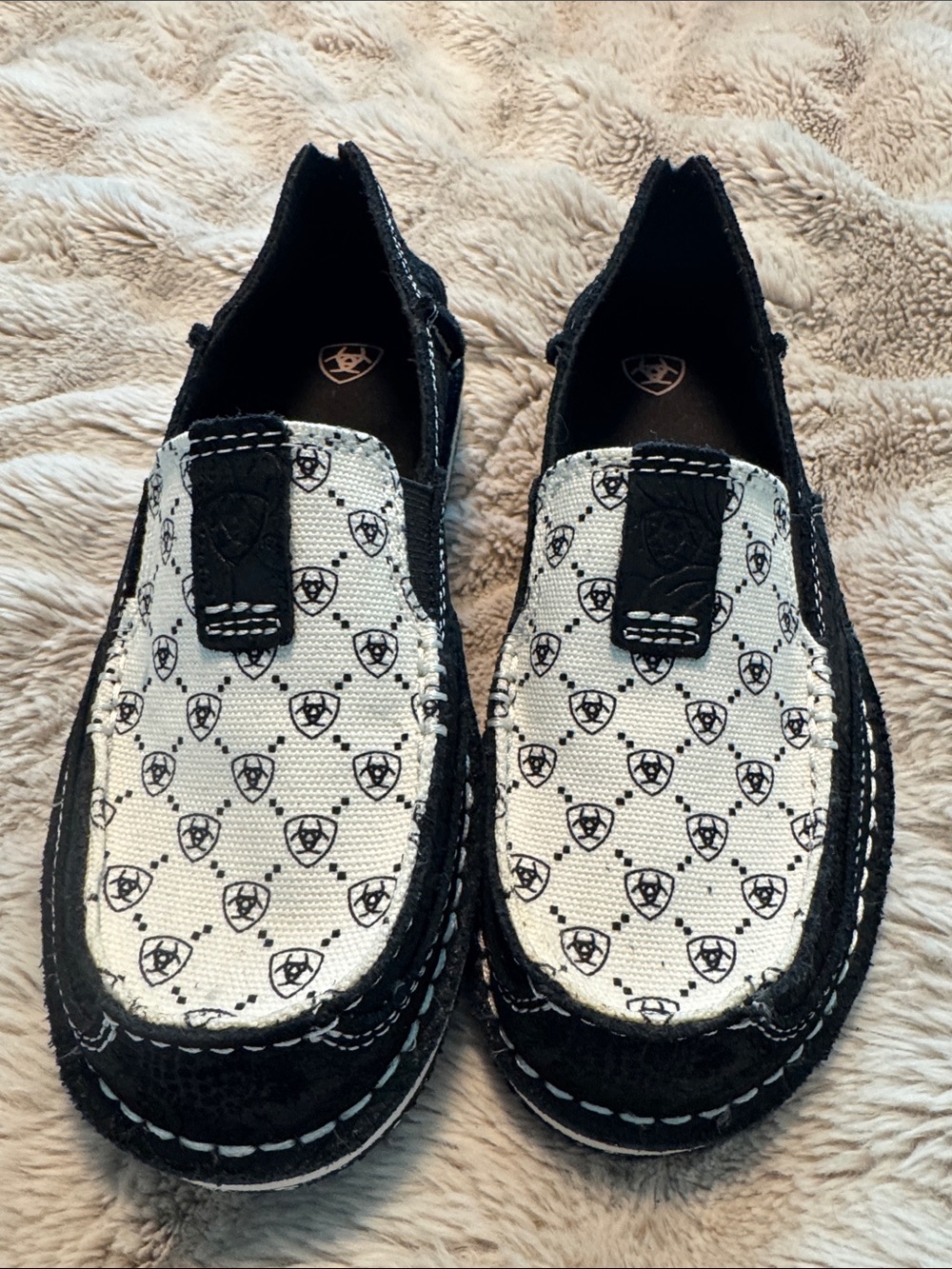 NWOT Ariat Cruisers Size 7